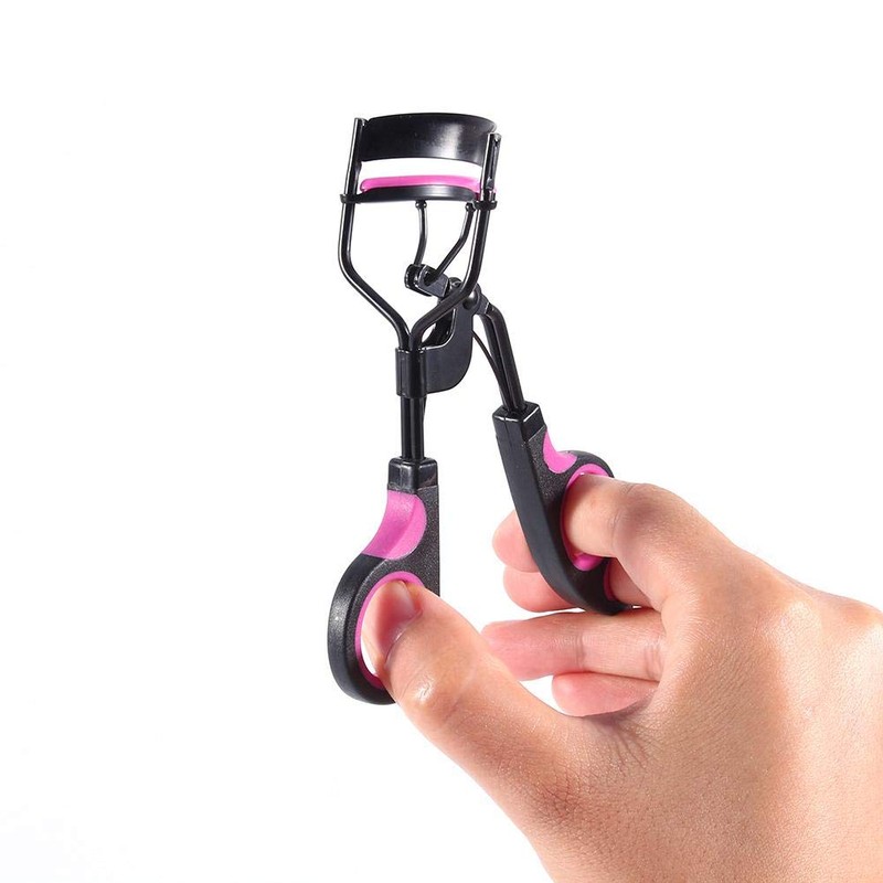 Eyelash curler - the makeup tool for perfectly wavy lashes