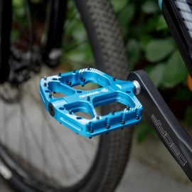 GEWAGE MTB Pedals Set - CNC Aluminium Bicycle Pedals, Chrome Steel Axle, Ball Bearing & Sealing System for Mountain Bike, Gravel Bike, Trekking - Ideal for Downhill & Trail (Blue)
