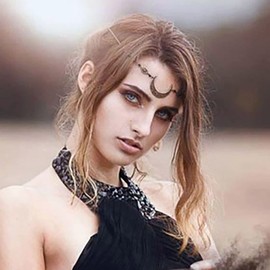 TseenYi Bohemian Crescent Moon Head Chain Headpiece Vintage Crescent Moon Head Chain Retro Gold Hollow Moon Forehead Chain Jewellery for Women and Girls