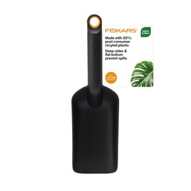 Fiskars Soil Scoop for Potting and Transplanting, Garden Tool Indoor Gardening, Made with Recycled Plastic, 1.5 Cups