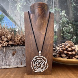 Große Spirale Silber Anhänger für Frau - Blume Frau Halskette mit Schwarzer Antelina Kette - Verstellbare Höhe - Ideal als Geschenk - Große Spirale Blume (Silber)