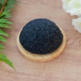 IPPINKA Esponja Konjac Natural - Infundida con Carbón Binchotan - para Una Limpieza Facial Suave - Fabricada En Japón