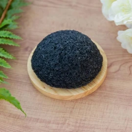 IPPINKA Esponja Konjac Natural - Infundida con Carbón Binchotan - para Una Limpieza Facial Suave - Fabricada En Japón
