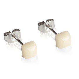 Winzige Ohrstecker mit Stein in beige • Quadratische Ohrringe für 1, 2 & 3 Ohrloch • Nachhaltiger Schmuck aus recyceltem Glas & Edelstahl • 4mm