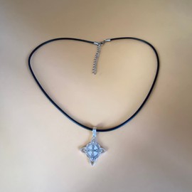 TClaudia Plata 925 Collares para Mujer con Dije Nudo de Bruja, Joyas para Mujer, Regalos para Mujer, Collar Nudo de Bruja Plata 925, Cadenas y dijes para Mujer. Collar de Caucho (obsequio).