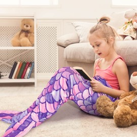 WERNNSAI Mermaid Tail Blanket - Plush Mermaid Wearable Blanket for Girls Kids Teens Soft Flannel Fleece Snuggle Blanket Mermaid Scale Sleeping Bag 140cm x 60cm (Purple)