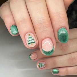 24Pcs Christmas Press on Nails Short Round Nails Green Fake Nails with Glue Green French Tip Christmas Tree Acrylic Nails Design Full Cover Xmas Green Glossy False Nails Stick on Nails for Women Girls