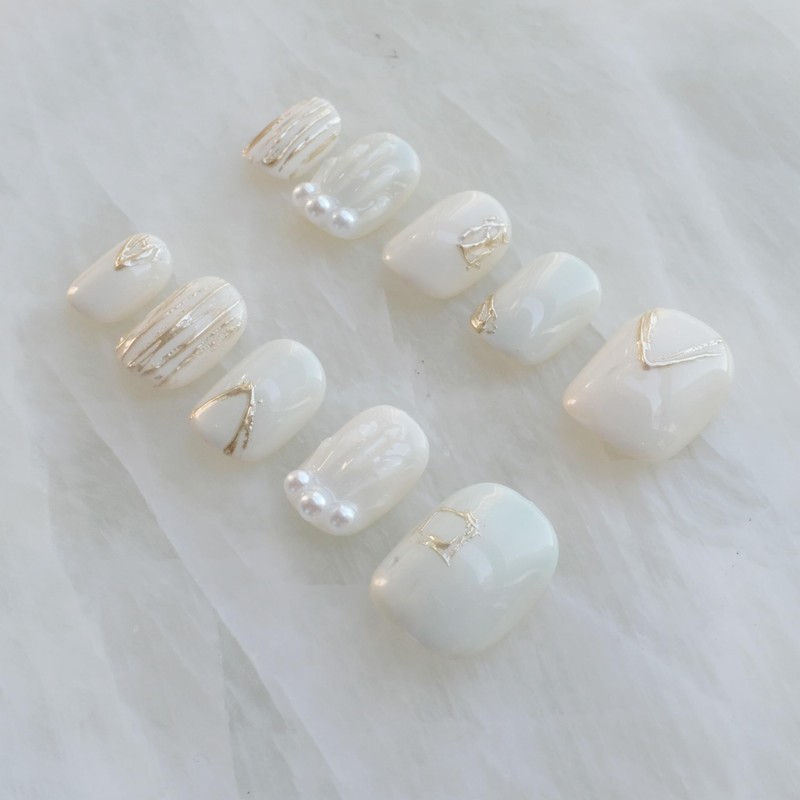 GLORS Short Nail Tip with White Pearl, Elegant Gold Shell