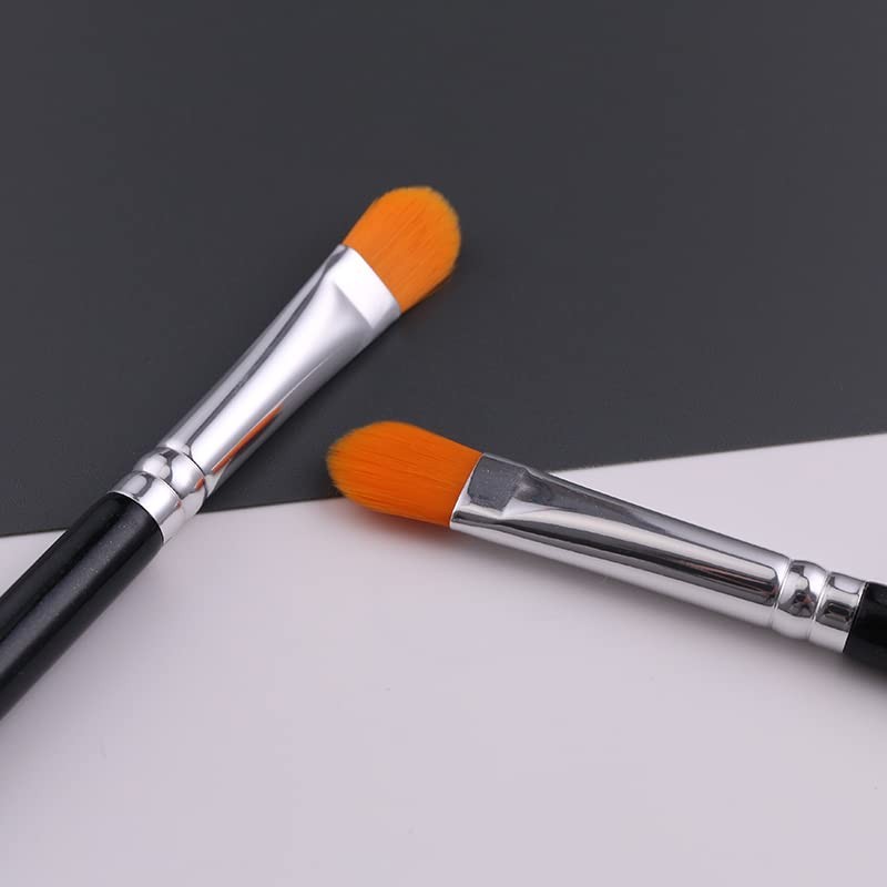 Extra flat round brush made of synthetic hair with a