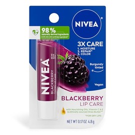 Nivea Lip Care Blackberry, bálsamo labial teñido con manteca de karité, aceites nutritivos y vitamina C y E, de 0.17 Oz.