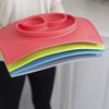 ez pz Plato Autoadherible Silicon para Bebé Happy Mat. Mantel