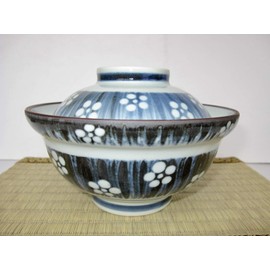j-pure hitomi Japanese Ceramic Donburi Ramen Noodle Soup Rice Bowl with Lid, 6.2 Inches in Diameter, Plum Blossom Pattern Navy on Light Grey from Japan TR63730