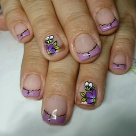 Purple Flower Press on Nails Short Square Fake Nails French False Nails Full Cover Spring Summer Glue on Nails with Lovely Bee Designs Acrylic Nails Stick on Nails for Women Nail Art Decor 24 Pcs