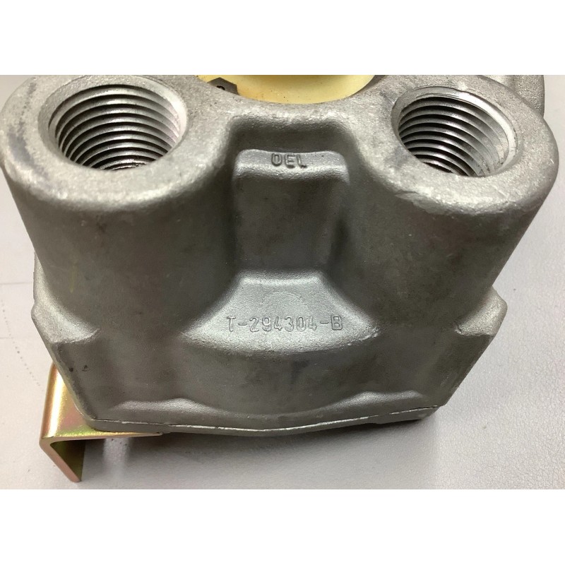 Bendix 102166 T-294304-B Air Brake Relay Valve (R44)