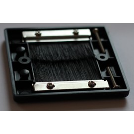 electrosmart Black Single Gang Brush Strip Wallplate/Wall Plate/Faceplate Cable Tidy for Wall Mounted Plasma TV etc (Quantity 1)