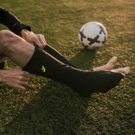 Storelli BodyShield - Espinilleras de compresión Premium para Jugadores de fútbol, protección contra Impactos, Resistente a los Rayos UV, Absorbe el Sudor, Unisex, 1 par, Blanco, Talla Grande Juvenil