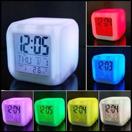 GOODS+GADGETS Leuchtender LED Wecker mit Kalender, Uhrzeit & Temperaturanzeige; Cube-Wecker mit Display (LED-Cube Wecker)