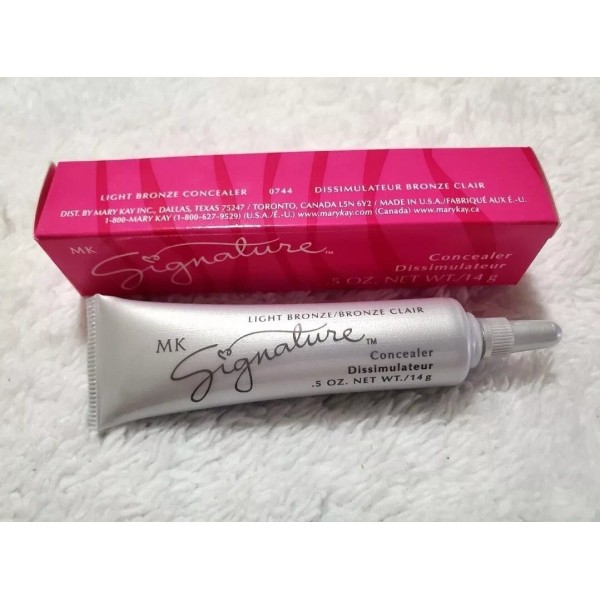 MARY KAY CONCEALER LIGHT BRONZE SIGNATURE NEW WITH BOX. DISCONTINUED.
