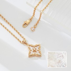 Luxurious and refined French-style diamond-shaped clover-shaped delicate necklace. Fashionable pendant. High-end and elegant new model Gift. - Color: brown