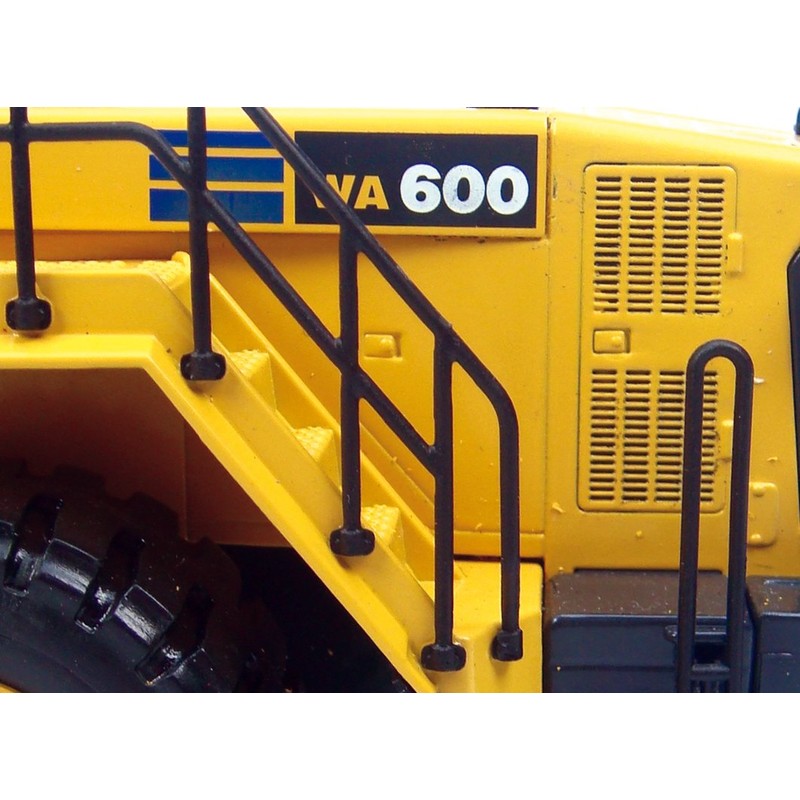 Universal Hobbies Komatsu WA 600 Wheeled Loader