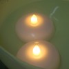 Vela flotante impermeable sin llama, funciona con pilas, luz LED