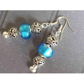 Ohrringe Charms Thurcolas Modell Manhattan mit Metallperlen und blauem Glas.