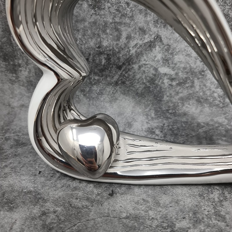 Wunderschöne Skulptur Dekofigur Herz aus Keramik weiß/silber mit Struktur Höhe