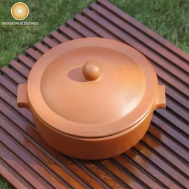 Swadeshi Blessings HandMade Exclusive New Range Unglazed Clay HotCase/Earthen Pot for Serving with Lid, 2.5LTR (Natural Firing Shade & Mirror Shine) + Free Palm Leaf Stand