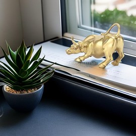 Hztyyier Brass Bull Figure, Feng Shui Wall Street Copper Bull Statue Artwork Desktop Decoration for Office Bedroom Bookshelf Shop