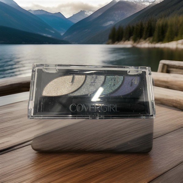 CoverGirl Eyeshadow Quad Palette 725 BREATHTAKING BLUES