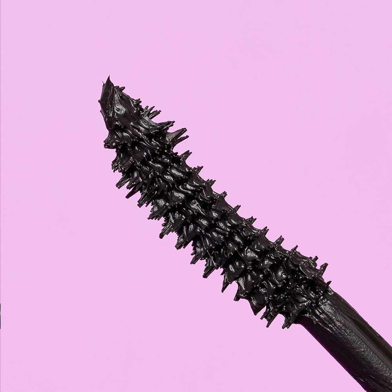 Neve Cosmetics Verlängernde und geschwungene Wimperntusche für falsche Wimpern Effekt
