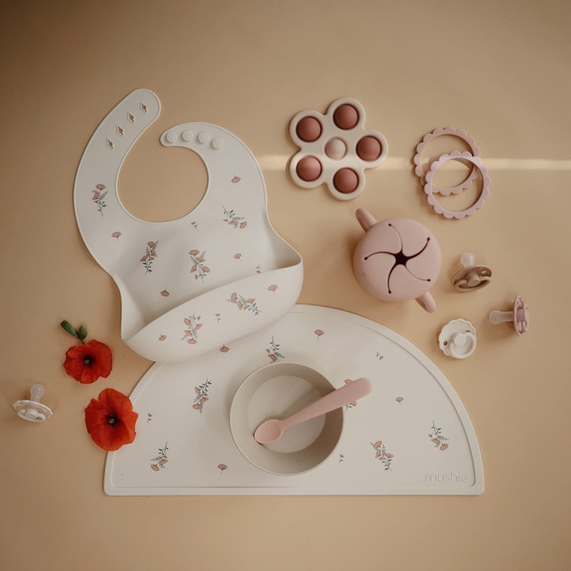 mushie Silikon-Tischset für Kinder | BPA-freies rutschfestes Design (rosa Blumen)