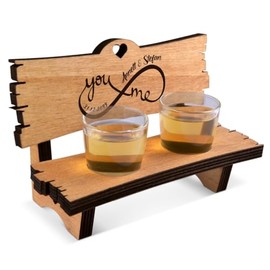 Personalisierte Hochzeitsbank mit 2 Schnapsgläsern inkl. Gravur individuell Schnapsbank Hochzeitsgeschenk für Brautpaar 16,5x11x8cm - Vintage