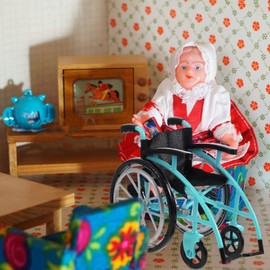 Angoily Doll Wheelchair and Crutches Set, Miniature Wheelchair, Doll House Folding Wheelchair Model, Mini Wheelchair Toy, Dollhouse Accessories
