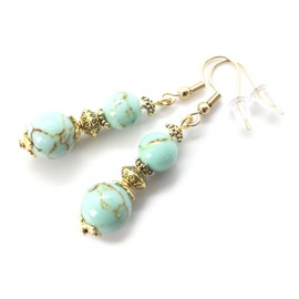 Vergoldete Ohrringe aus Edelstahl mit blau gefärbten Perlen aus Türkis und goldenen Messingperlen