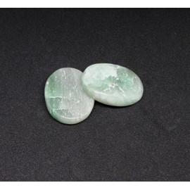 L PEDRA & CRYSTAL Worry Stone A Handheld Comfort to Ease Stress, Enhance Focus, and Promote Inner Peace (Green Aventurine Worry Stone)