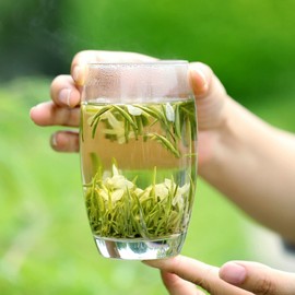 MoLiHuaCha 茉莉花茶 Jasmine Tea in Heng County, China. The taste is rich and mellow, the leaves are tender and even, and it is resistant to brewing. Jasmine Green Tea Loose Leaf Blend 250g, Iron box.