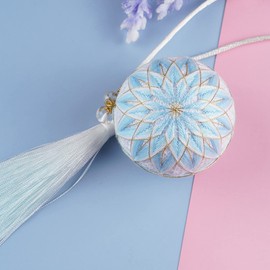 Juego de 2 kits de bordado de bricolaje con bola redonda, hilos de color, borlas, agujas variadas herramientas de búsqueda de bricolaje para manualidades, decoración de bolsas, llavero