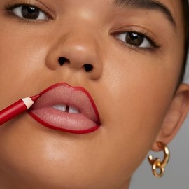 Estée Lauder Double Wear 24H Stay-in-Place Lip Liner – Delineador de labios de larga duración que mantiene el color en su lugar todo el día.