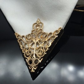 coadipress 2PCS Retro Hollow Triangle Collar Pins Brooch for Men Women Hollow Floral Shirt Suit Clothing Collar Angle Decoration Parts (Gold)