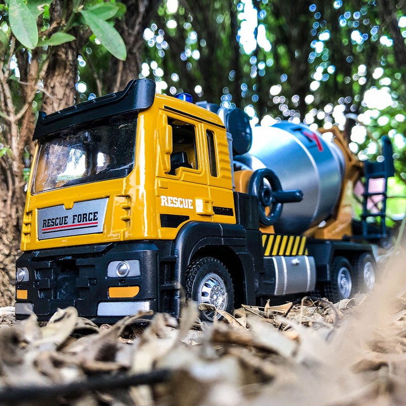 1:32 Scale Mixer Truck Toy 360 Degree Rotating Alloy Construction