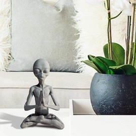 KKPLZZ Meditating Alien Garden Sculptures Statues Ornament Yard Best Art Decor for Indoor Outdoor Home or Office Collectible Figurine Gift (Meditation alien)