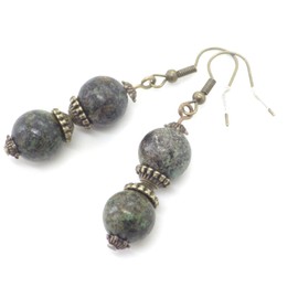 Set aus Ohrringen und Halskette aus Bronze mit Anhänger aus grünen natürlichen Türkis-Perlen und tibetischen Perlen.