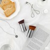 Foundation brush for smooth application - white / 부드럽게 발리는