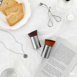 Foundation brush for smooth application - white / 부드럽게 발리는 파데 브러쉬 - 흰색
