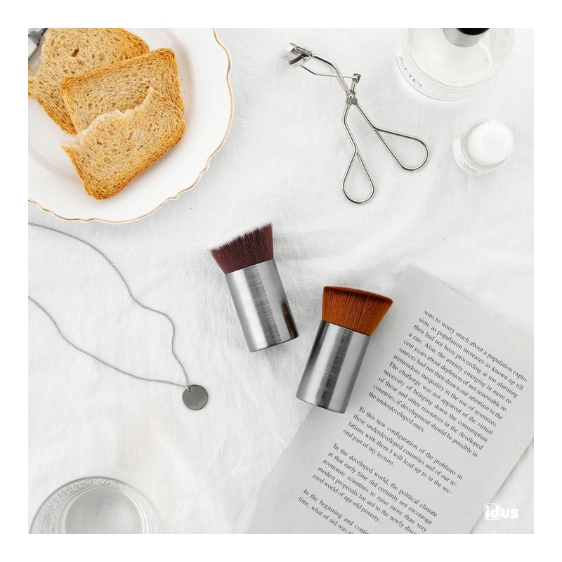 Foundation brush for smooth application - white / 부드럽게 발리는