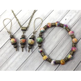 Schmuckset mit Armband, Ohrringen und Halskette im Vintage-Stil für Frauen in grün und braun getönter Jade