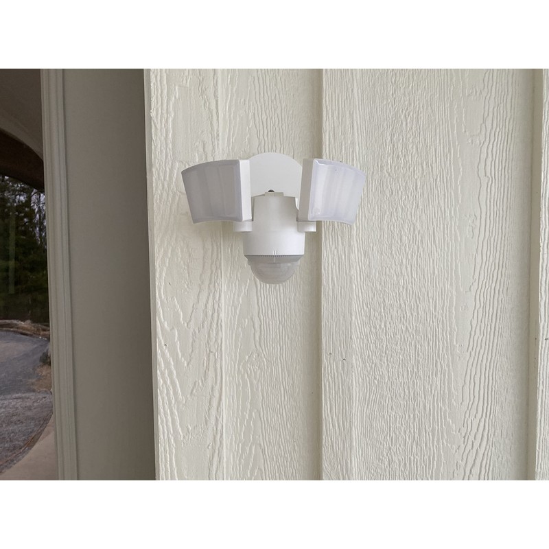 IQ AMERICA LED Outdoor Motion Sensor Security Floodlight – 1100