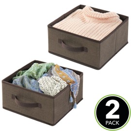 mDesign 2er-Set Aufbewahrungsbox aus Kunstfaser – für Ordnung im Kleiderschrank – Stoffkiste mit Griff und offener Oberseite für Kleidung, Decken, Accessoires und mehr – braun