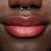 Smushy Matte Lip Balm tono Sippin (morado). Bálsamo labial efecto